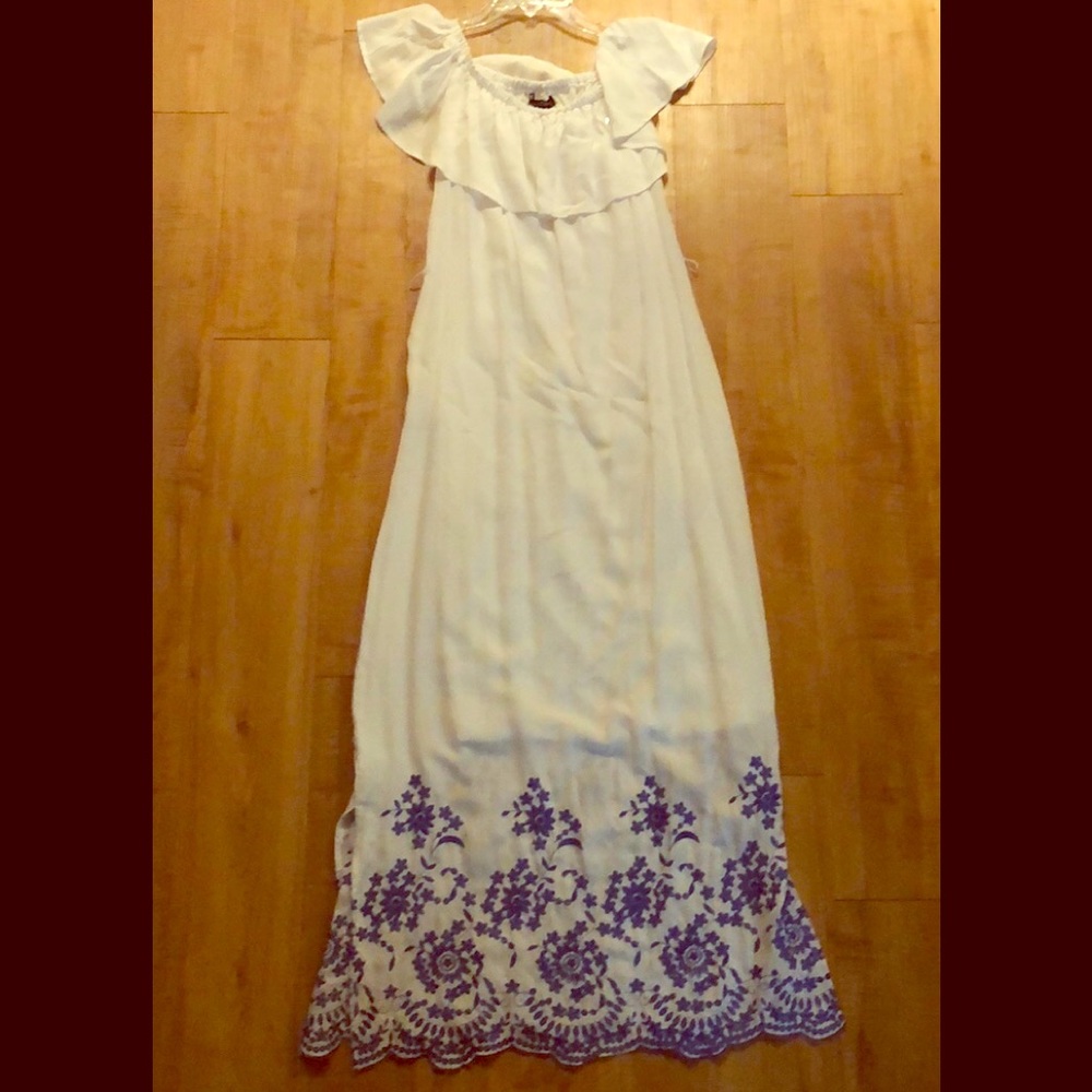 Embroidered white maxi off-shoulder dress. NWT
